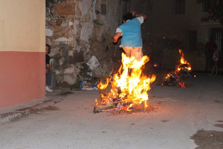 Στιγμιότυπο-από-τη-γιορτή-του-Αγιού-Γιαννιού-του-Φανιστή-Ανάβουμε-φανούς-στις-Γειτονιές-του-Κάστρου-και-πηδάμε-πάνω-από-αυτούς-2010-2013